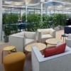 Cómodo reposapiés tapizado asiento auxiliar Beat de  Andreu World.