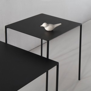 Mesa auxiliar Trazo exclusiva y versátil para interiores de Kendo.