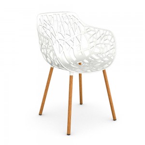Sillón Iroko Forest ideal para ambientes exteriores de Fast. Sillones para terrazas.