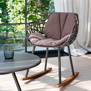 Mecedora Forest Iroko de Fast con gran diseño moderno y elegante de Fast.