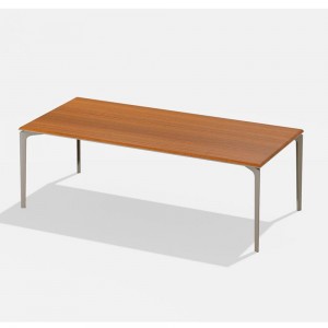 Mesa rectangular Iroko de elegante diseño de Fast. Mesas para exteriores.