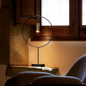 Lámpara sobremesa Revolta de Estiluz. Lámparas de sobremesa de diseño español.