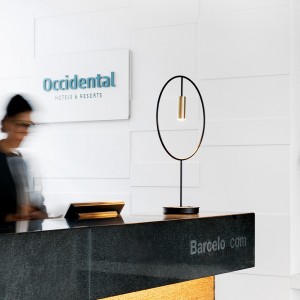 Lámpara sobremesa Revolta de Estiluz. Lámparas de sobremesa de diseño español.