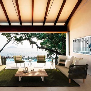 Mesa de centro exterior con pies en aluminio, de la colección Bitta de Kettal.