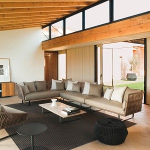 Mesa de centro exterior con pies en aluminio, de la colección Bitta de Kettal.