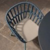 Sillón exterior comedor apilable pies de aluminio de la colección Cala de Kettal.