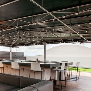 Taburete Flex Andreu World. Sillas modernas ideales para exteriores.