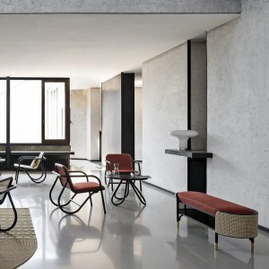 Banco Mos Tapizado de diseño GTV Thonet Vienna. Banco contenedor con asiento y estantes.