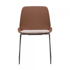 Silla Nuez patín Outdoor Andreu World ideales para exteriores.