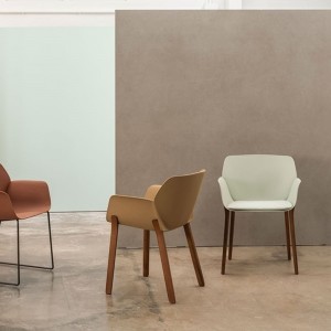 Silla Nuez madera Outdoor Andreu World diseño ideal para exteriores.