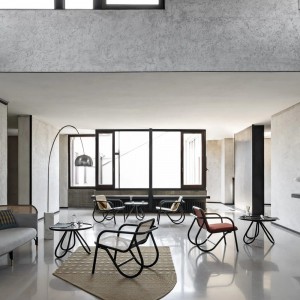 Butaca N. 200 tapizada de GTV Thonet Vienna. Butacas de salón de diseño minimalista.