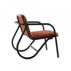 Butaca N. 200 tapizada de GTV Thonet Vienna. Butacas de salón de diseño minimalista.