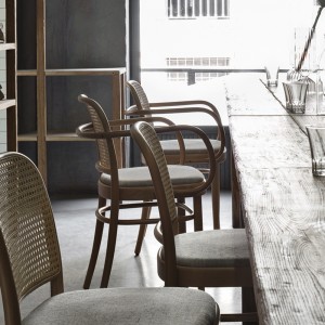 Sillón N. 811 Tapizado de GTV Thonet Vienna. Clásico sillón de diseño de salón.