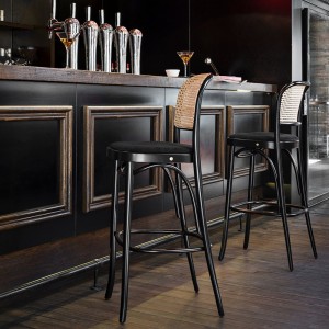 Taburete N. 811 Tapizado de GTV Thonet Vienna. Clásico taburete de diseño.