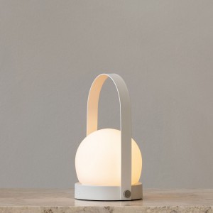 Lámpara portable Carrie de Audo Copenhagen. Lámparas de diseño portátil para su uso en interiores o exteriores.