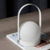 Lámpara portable Carrie de Audo Copenhagen. Lámparas de diseño portátil para su uso en interiores o exteriores.