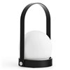 Lámpara portable Carrie de Audo Copenhagen. Lámparas de diseño portátil para su uso en interiores o exteriores.