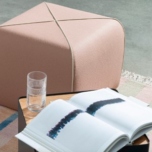 Pouf Crossed de B-Line. Muebles y complementos de exterior e interior.