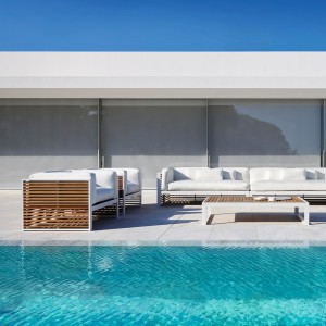 Sofá de diseño moderno modular 3 DNA Teca para jardín de Gandia Blasco.