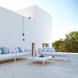 Mesa Flat Baja de Gandía Blasco. Mesa moderna para exterior de aluminio.