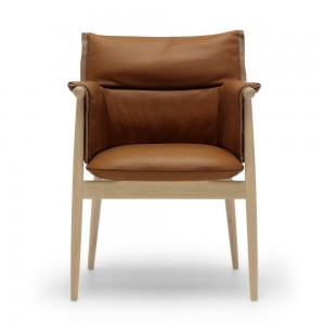 Silla E005 Embrace Chair en piel de Carl Hansen and Son. Sillas nordicas.