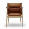 Silla E005 Embrace Chair en piel de Carl Hansen and Son. Sillas nordicas.