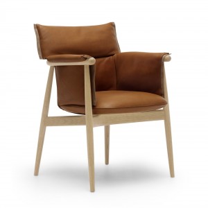 Silla E005 Embrace Chair en piel de Carl Hansen and Son. Sillas nordicas.