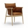 Silla E005 Embrace Chair en piel de Carl Hansen and Son. Sillas nordicas.