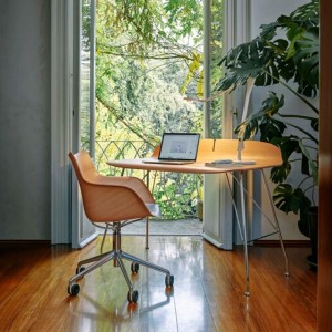 Silla Q/wood de Madera con ruedas en estructura cromada o acero pintado.