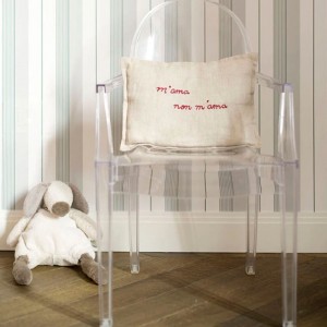 Silla para niños Lou Lou con brazos de Kartell. Para interior o exterior.