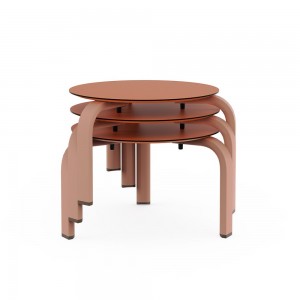 Mesa para la tumbona de diseño Stack de Gandia Blasco para exterior.