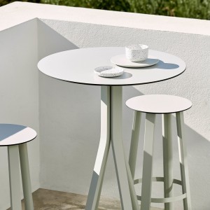 Taburete Alto Stack de Gandía Blasco. Taburete de diseño para exterior.