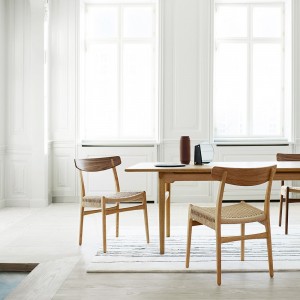 Mesa CH327 extensible de Carl Hansen and Son con un diseño único y moderno.