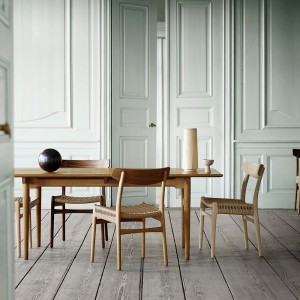 Mesa CH327 extensible de Carl Hansen and Son con un diseño único y moderno.