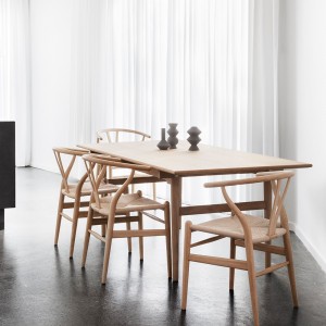Mesa CH327 extensible de Carl Hansen and Son con un diseño único y moderno.