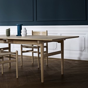 Mesa CH327 extensible de Carl Hansen and Son con un diseño único y moderno.