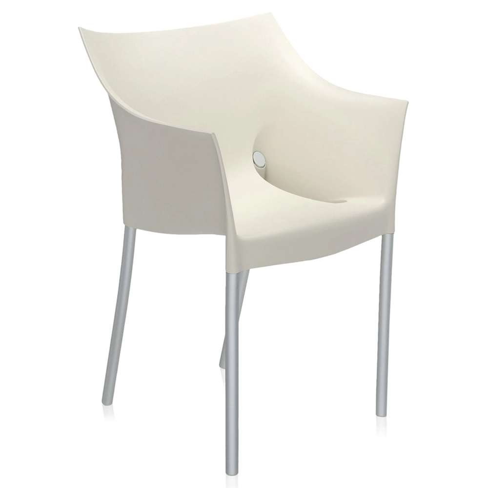 Sillón de polipropileno con patas de aluminio Dr. No de Kartell.