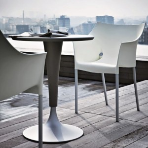 Sillón de polipropileno con patas de aluminio Dr. No de Kartell.
