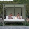 Cama Daybed Elevada para exterior de Gandía Blasco. Camas de diseño con parasol.