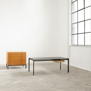 Escritorio PK52 de Carl Hansen and Son con un diseño moderno y elegante que entrega calidez.