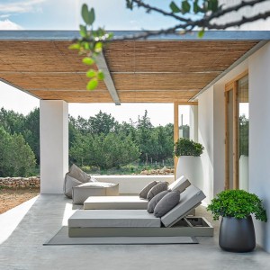 Macetero Sahara de Gandía Blasco. Macetero de diseño para jardín o terraza.