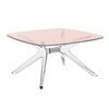 Mesa auxiliar baja con sobre en vidrio de colores de Kartell para interiores.
