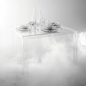 Mesa exterior cuadrada de PMMA Invisible Kartell. Acabado transparente.
