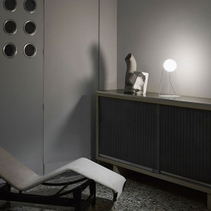 Lámpara con cuerpo de cristal soplado Satellight de Foscarini. Lamparas de vidrio