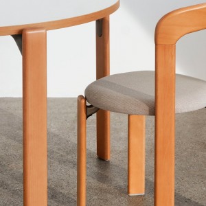 Silla Rey tapizada perfecta para espacios interiores de Hay.