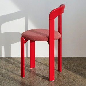 Silla Rey tapizada perfecta para espacios interiores de Hay.