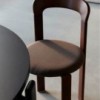 Silla Rey tapizada perfecta para espacios interiores de Hay.