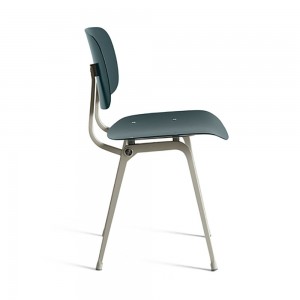 Silla Revolt de material reciclado ideal para espacios interiores de Hay.