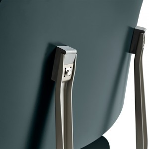 Silla Revolt de material reciclado ideal para espacios interiores de Hay.