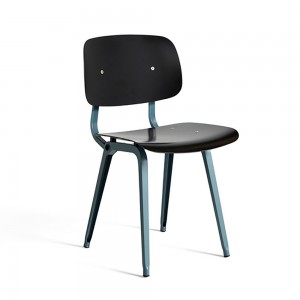 Silla Revolt de material reciclado ideal para espacios interiores de Hay.